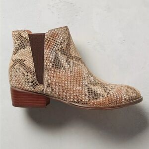 Anthropologie Seychelles Wake Chelsea Ankle Boot in Snakeskin Sz 8 1/2